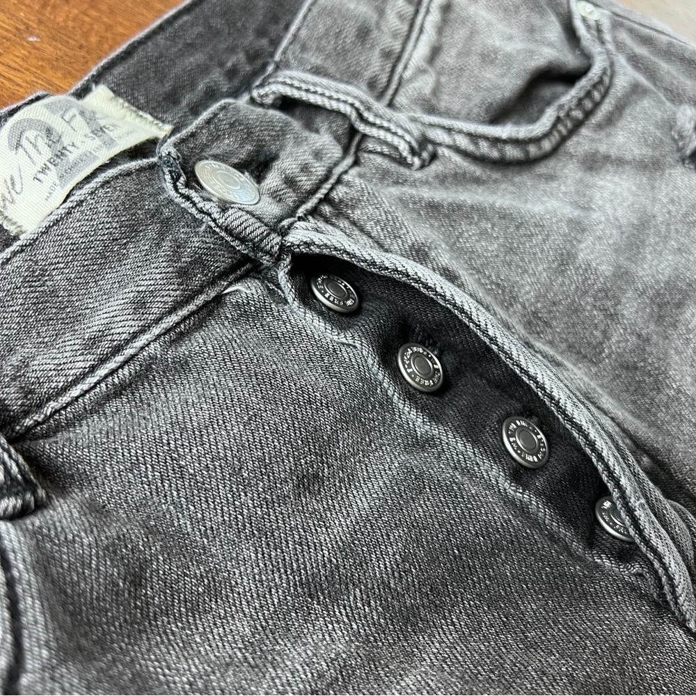 We The Free Faded Black Distressed Jean Shorts Size 27 - Picture 6 of 10